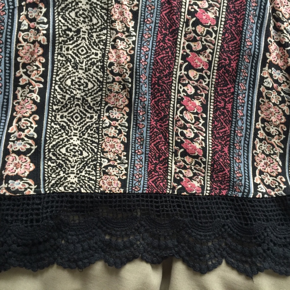 Floral Printed Lace Tank Top - Picture 11 of 12