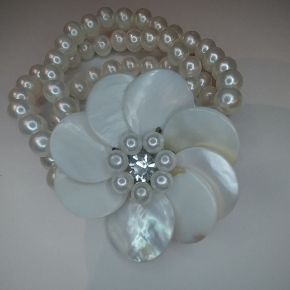 Pearl bracelet with flower