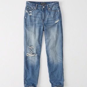 NWT Abercrombie and Fitch Girlfriend Jeans Size 25