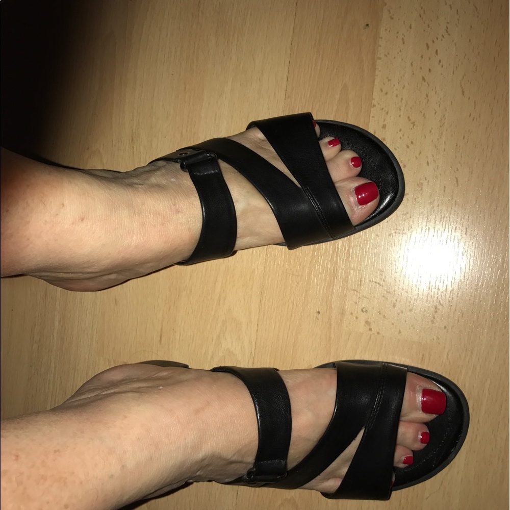 Easy spirit black sandles leather uppers