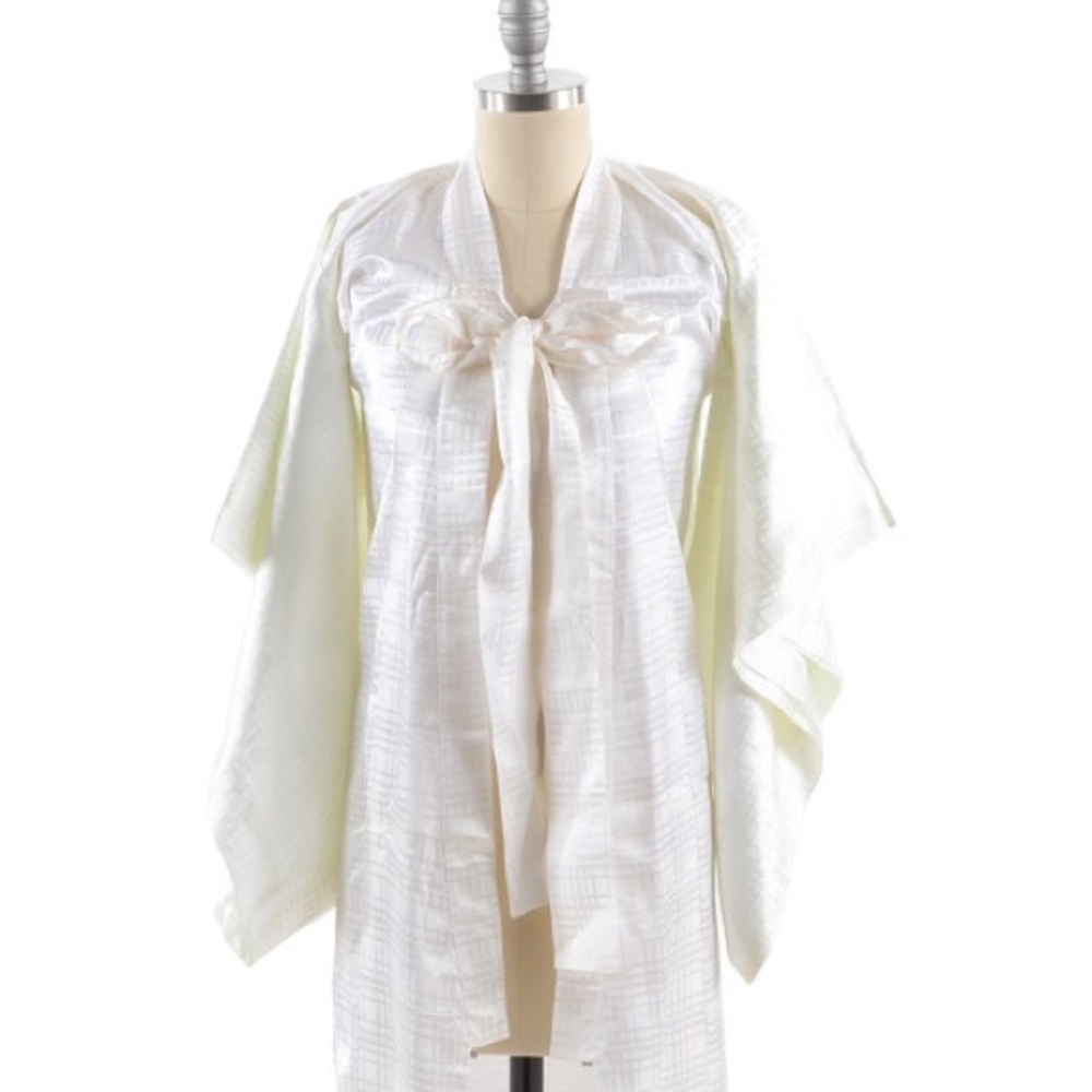 🌟White plaid kimono XS ties in a bow in front🌟