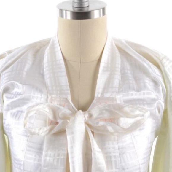 🌟White plaid kimono XS ties in a bow in front🌟 - Picture 3 of 4