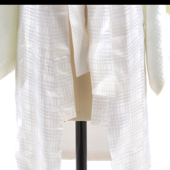 🌟White plaid kimono XS ties in a bow in front🌟 - Picture 4 of 4