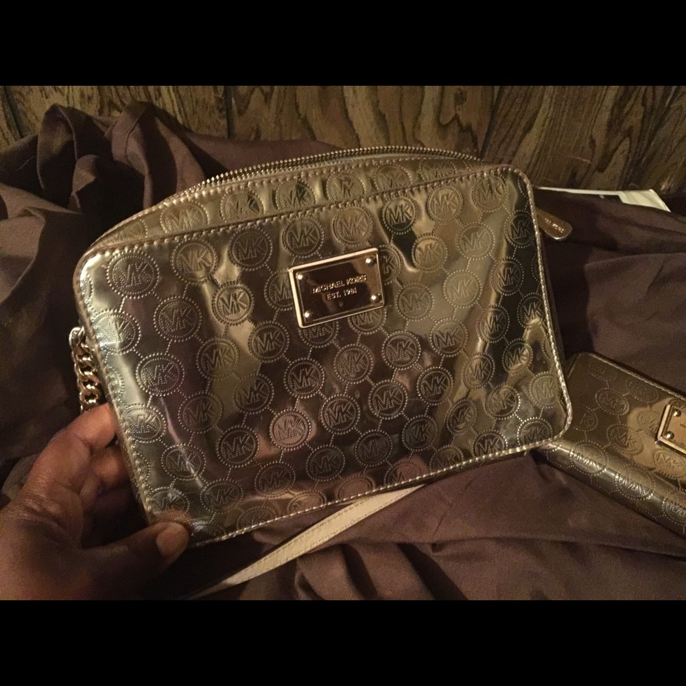Michael Korrs cross body gold tone with wallet😁.