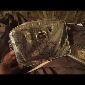 Michael Korrs cross body gold tone with wallet😁.