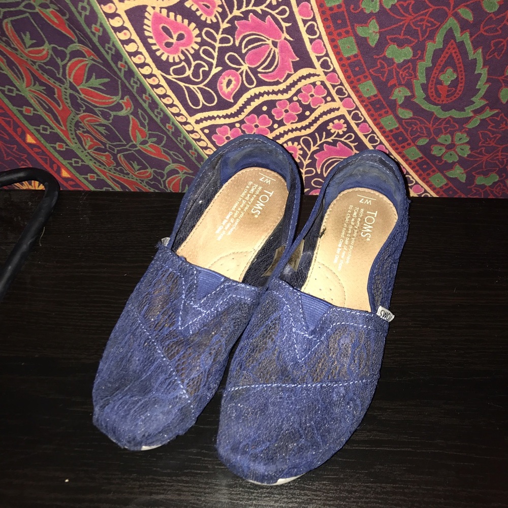 NWOT NAVY BLUE LACE TOMS SIZE 7 🦋🌊
