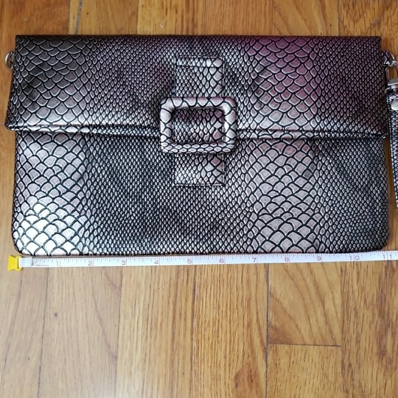 Elegant Snake Print Clutch - Picture 4 of 5
