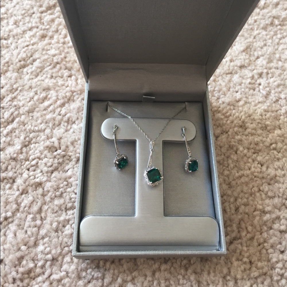 Vintage-style pendant and earrings!