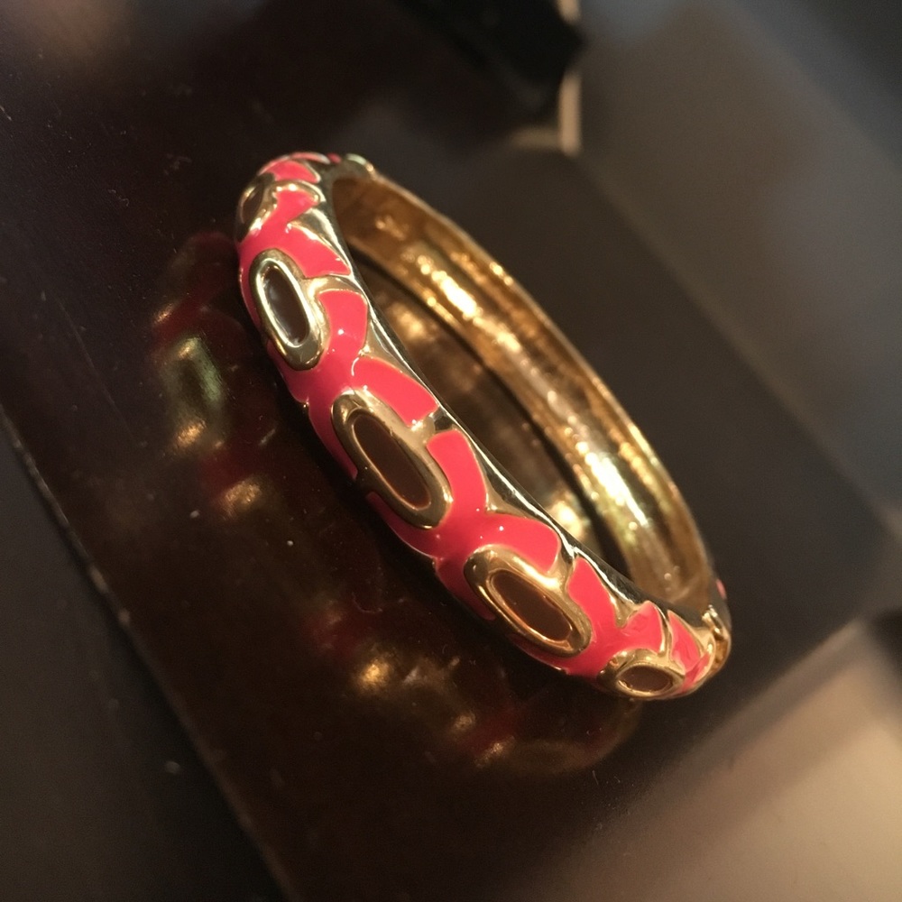 Beautiful gold bangle with pink/brown detail