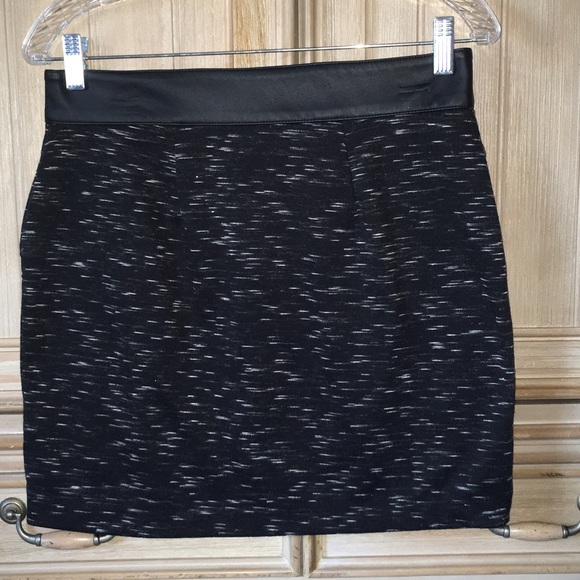 * DONATED * 🍁 4/$20 🍁Rock & Republic Faux Leather Skirt Sz S - Picture 3 of 7