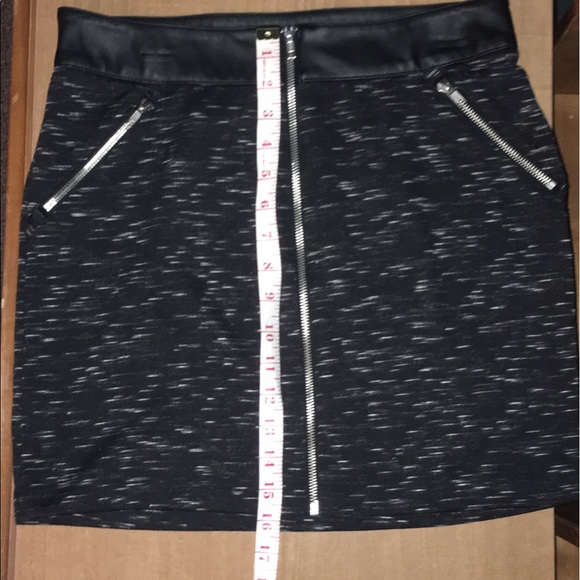 * DONATED * 🍁 4/$20 🍁Rock & Republic Faux Leather Skirt Sz S - Picture 6 of 7