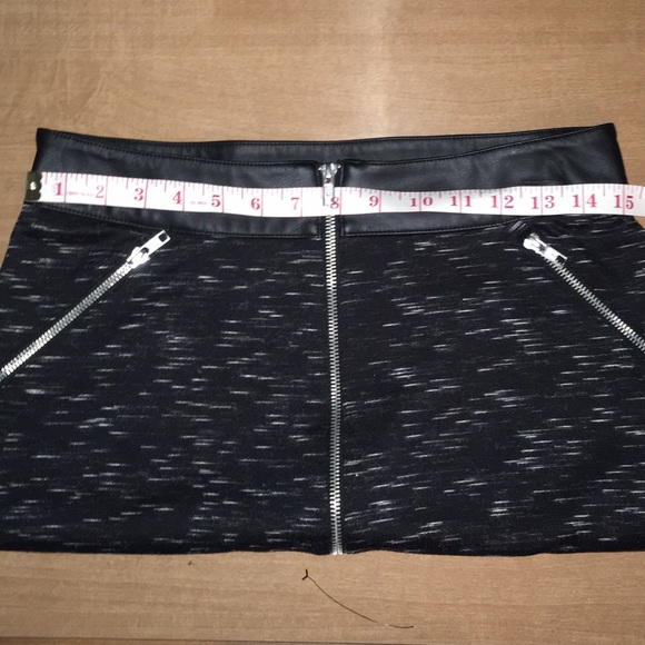 * DONATED * 🍁 4/$20 🍁Rock & Republic Faux Leather Skirt Sz S - Picture 7 of 7