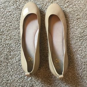 New- never worn Vince Camino nude flats