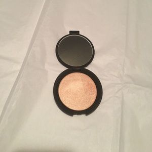 Becca Highlighter in "Champagne Pop"