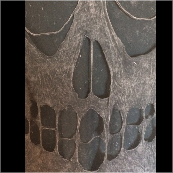 GREY DISTRESSED DYE TEE W/ SKULL CUTOUT - Picture 4 of 6