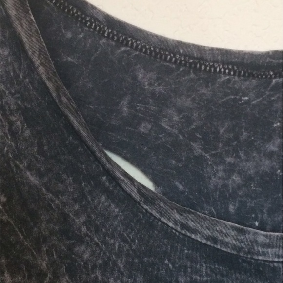 GREY DISTRESSED DYE TEE W/ SKULL CUTOUT - Picture 6 of 6