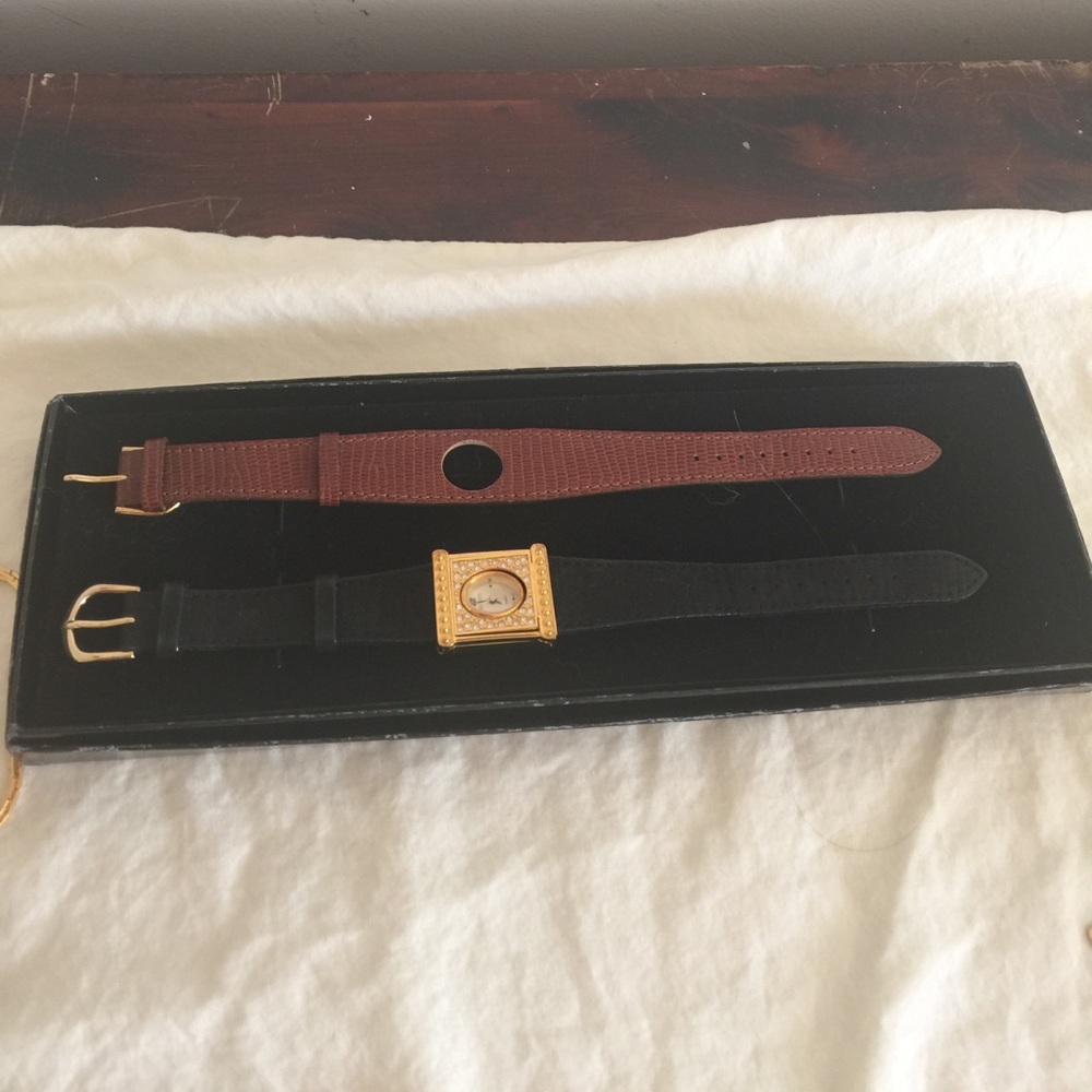 Changeable watch set.