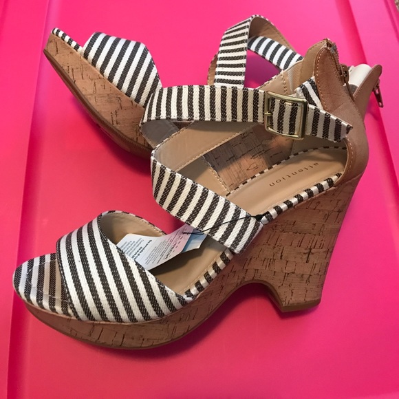 BNWT Women's Sz 9 Canvas Stripe Sandals!! - Picture 1 of 2