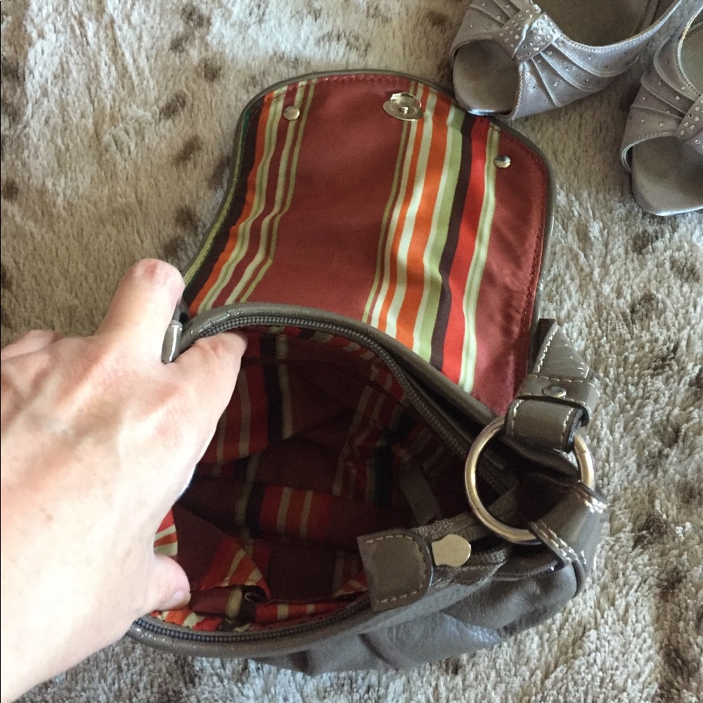 💋Small Grey Handbag - Picture 2 of 3
