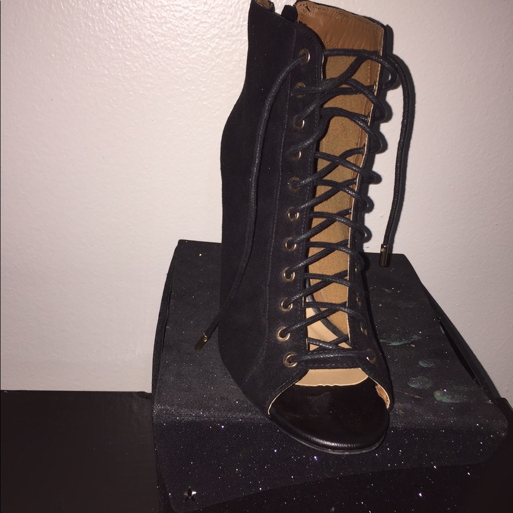 THICK HEELED BLACK STRAP UP LACES