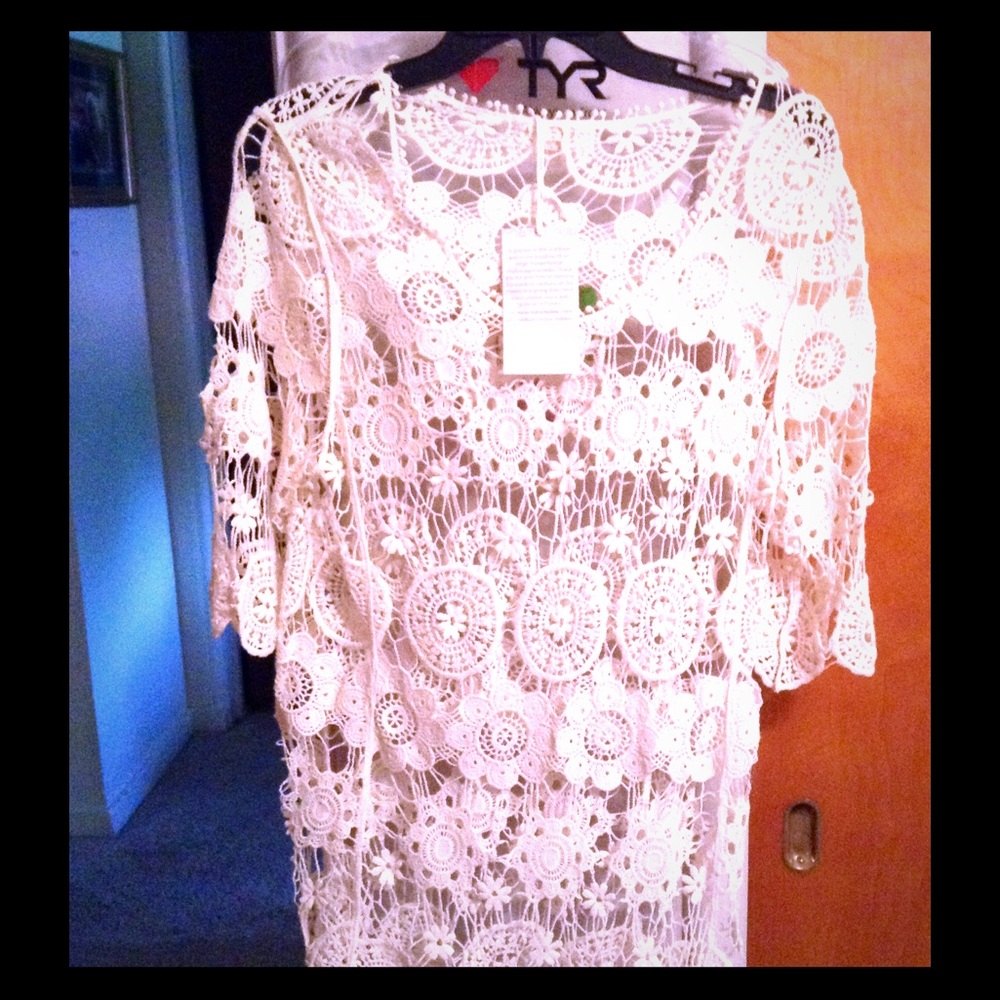 Grad & lace crocheted top L cream.  Pull over NWT