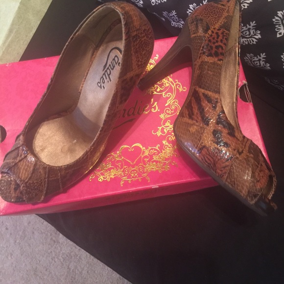 Shoes - Picture 2 of 4