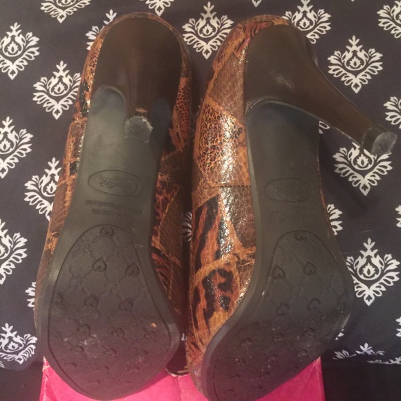 Shoes - Picture 3 of 4