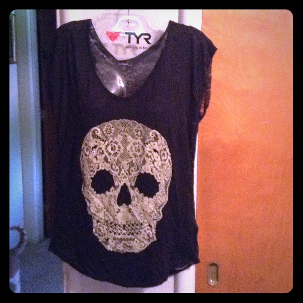 Express skull lace t shirt excellent condition S
