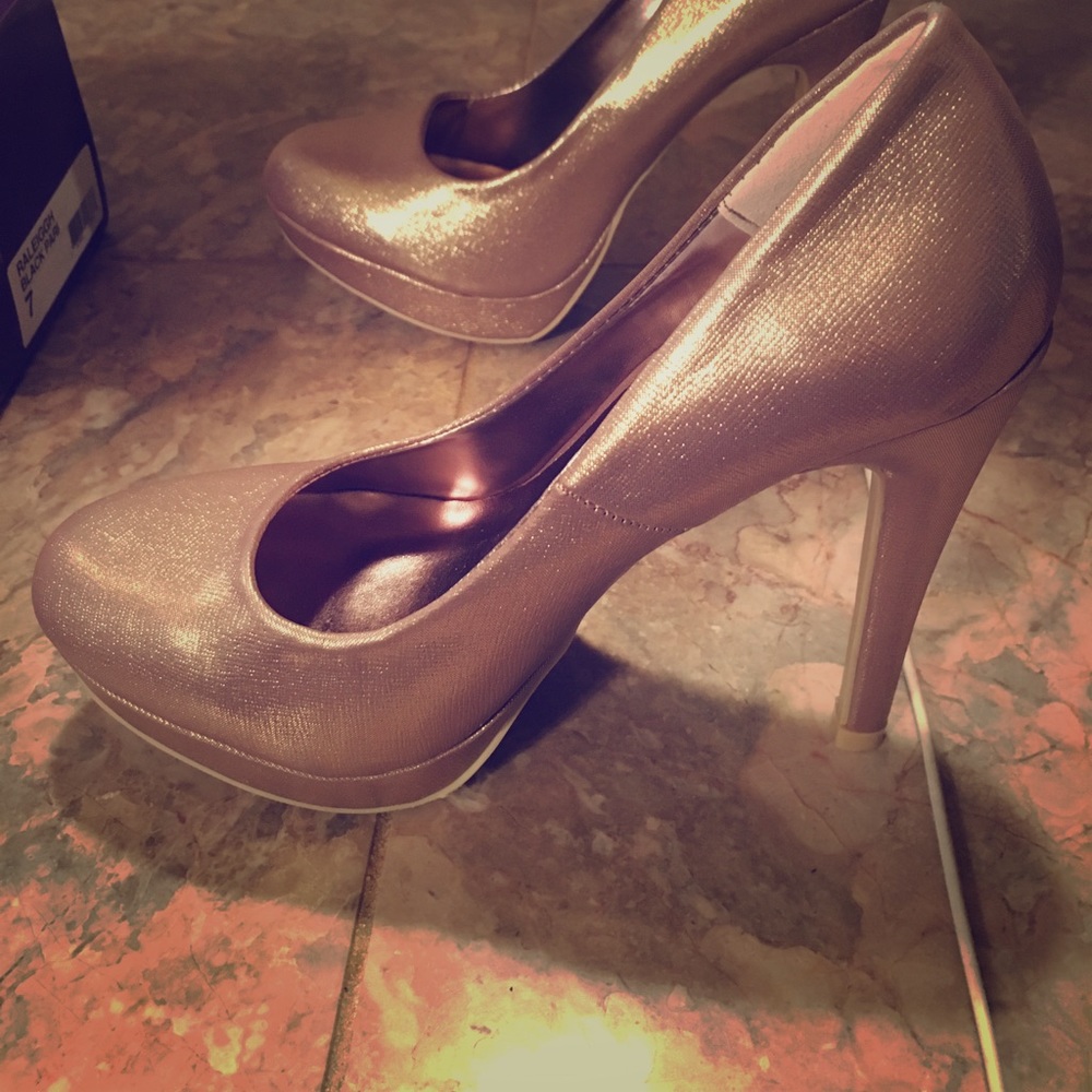 Gold high heels 👠