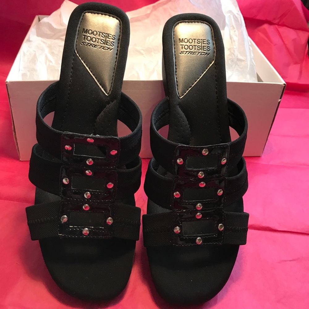 Brand New Mootsies Tootsies stretch wedge sandals.