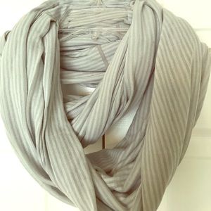 Nike lightweight infinity scarf