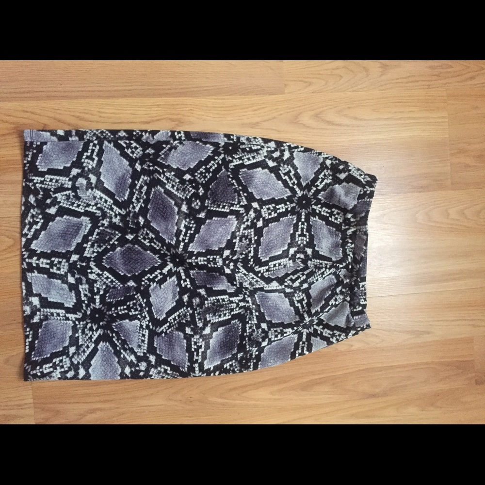 Snakeskin bodycon skirt