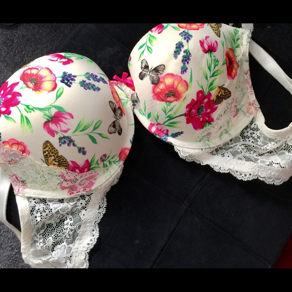BNWT VS bra 38 D