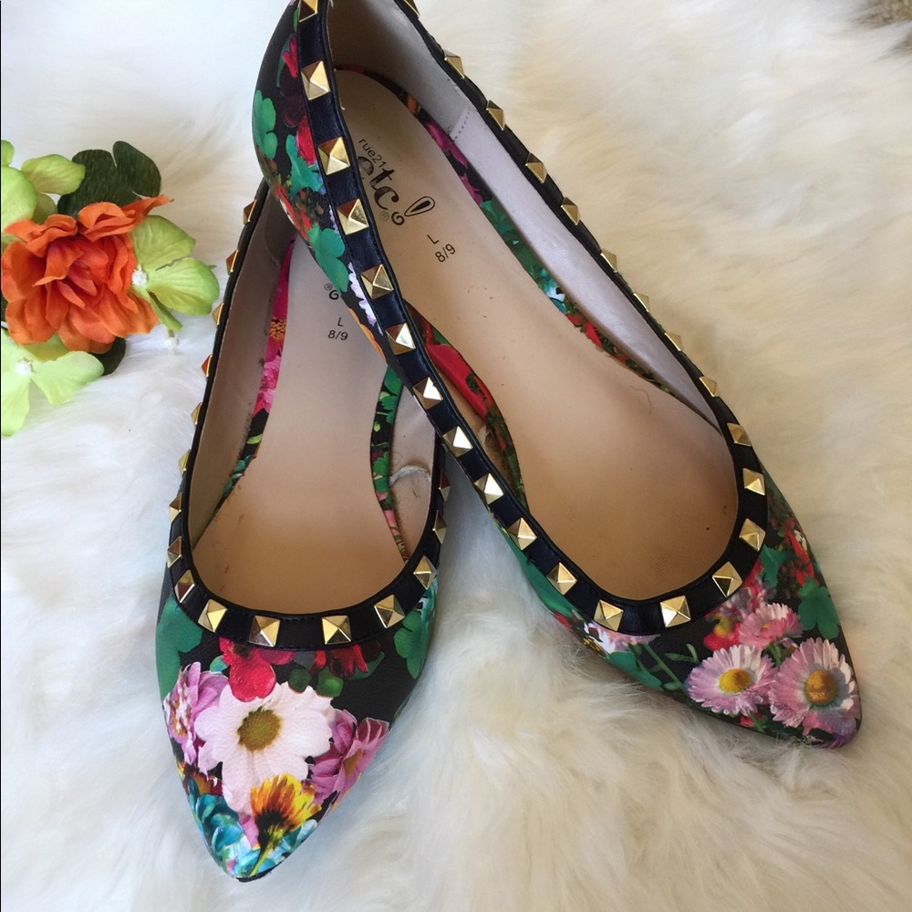 Pointed toe floral flats!🌼