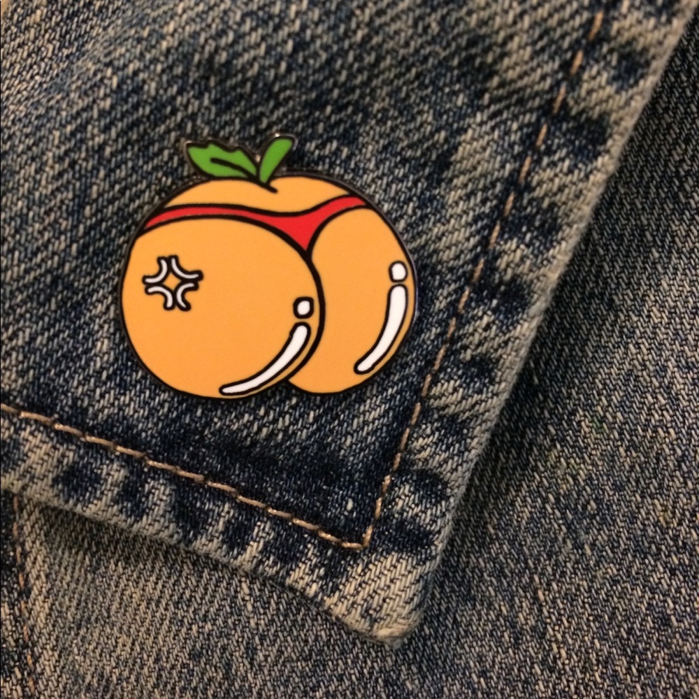 ⭐️Peach Booty Enamel Pin⭐️