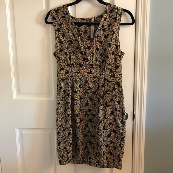 Beautiful dress, silky floral pattern. Back button - Picture 1 of 4