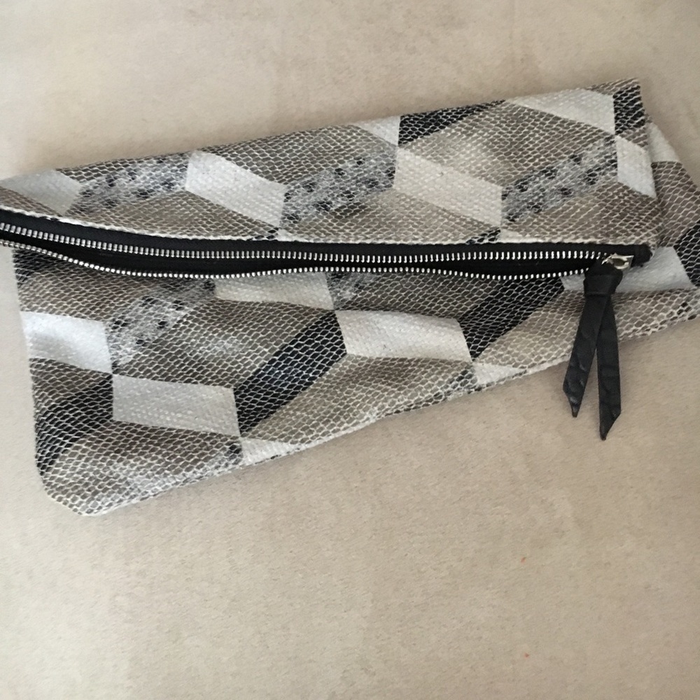 Stylish foldable clutch