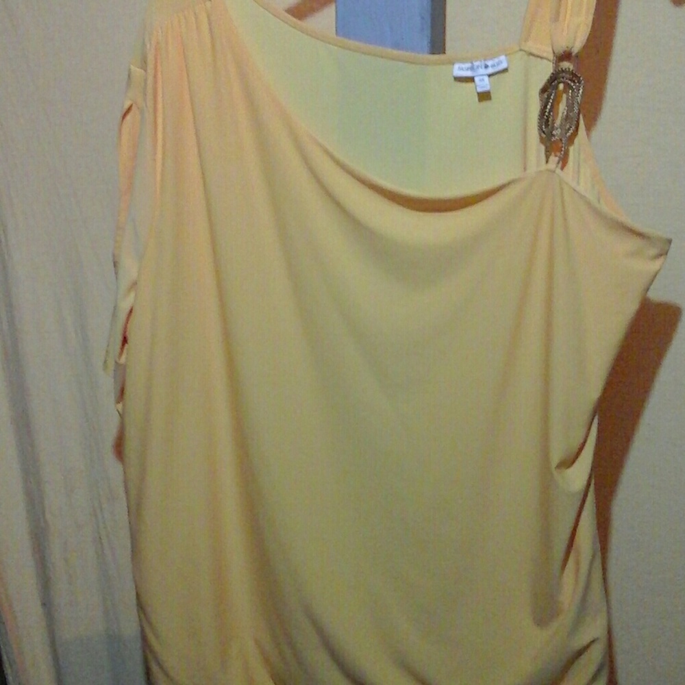 Soft yellow 3x  with a gold embellishment
