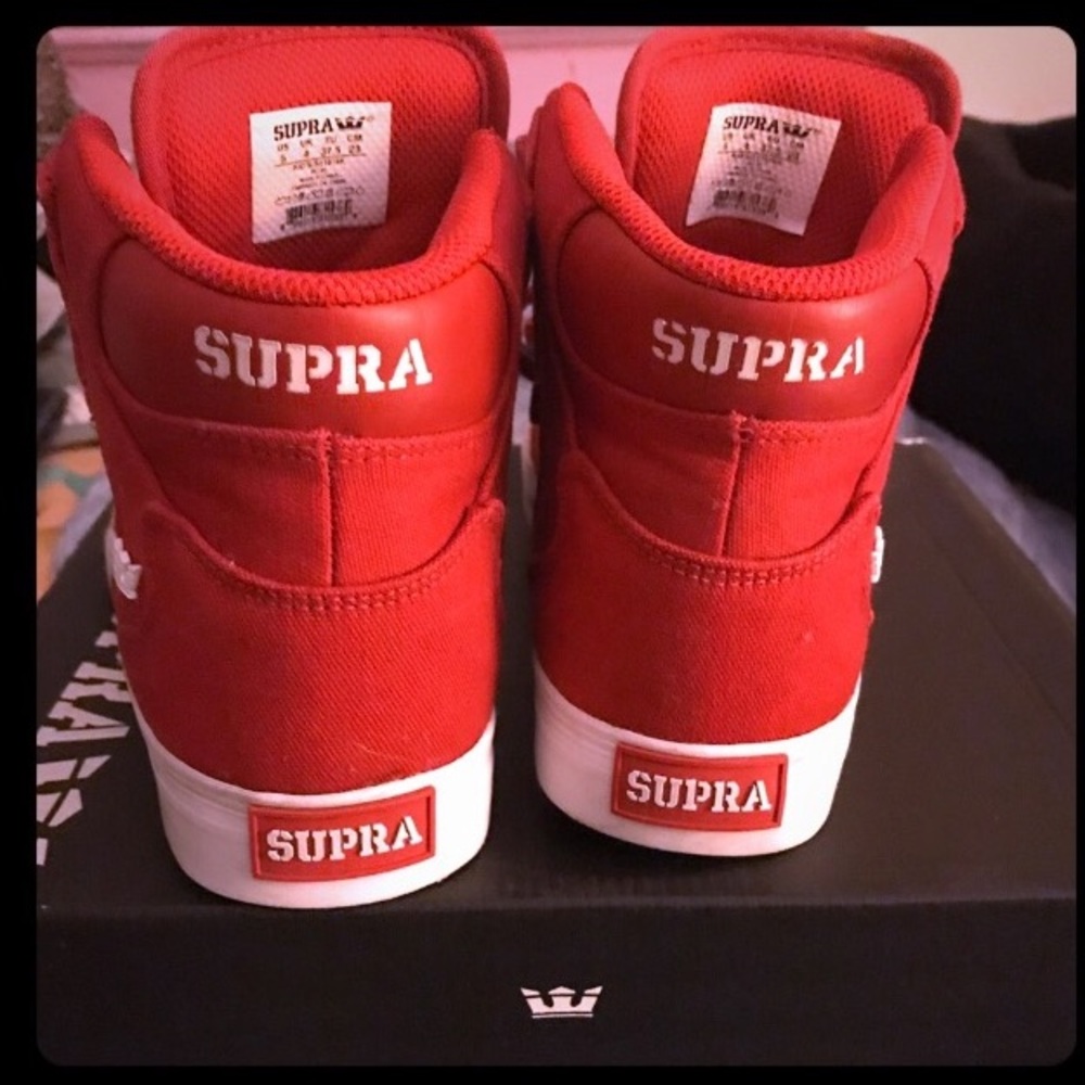 RED SUPRAS LOOKING FOR