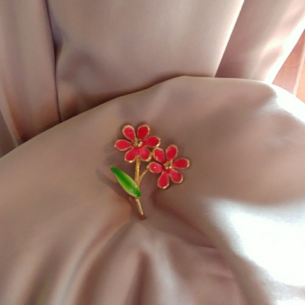 Floral pin. Costume jewelry