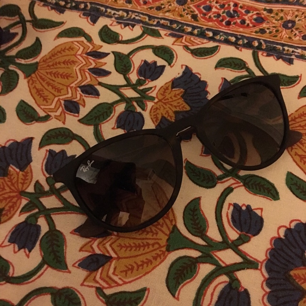 Ray Ban Erikas $80 if Ven〽️o