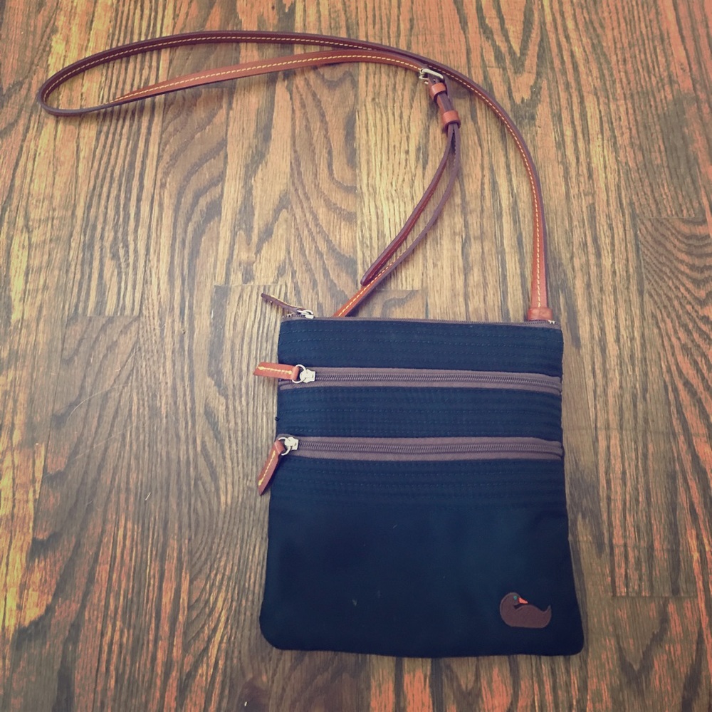 Dooney & Bourke crossbody purse- black