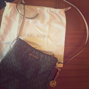 Michael Kors Messenger Bag Purse. NWT and Bag