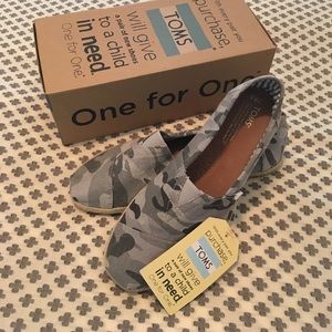 NWT Men's TOMS