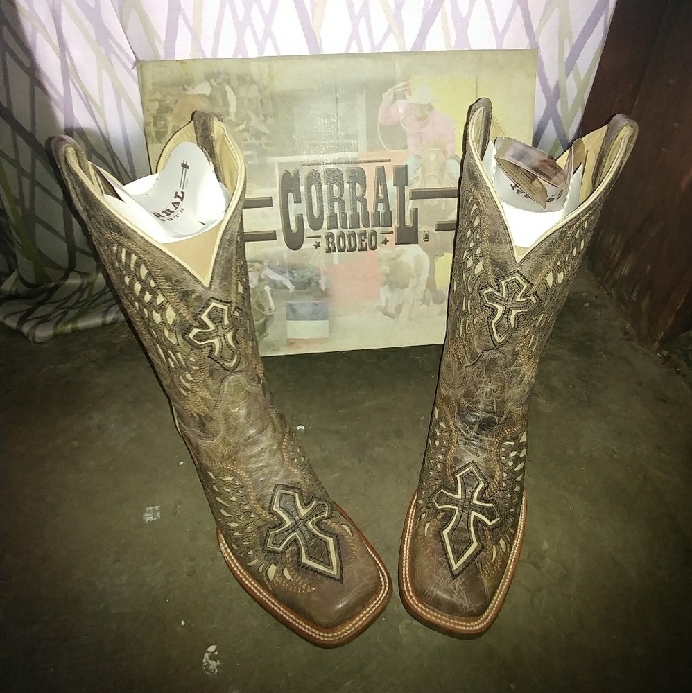 Corral cowboy boots. Cross with wings. Size 12