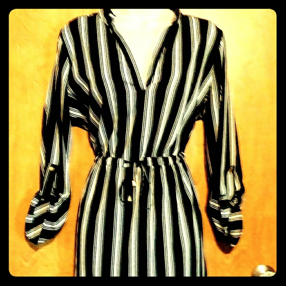 Black and white 3/4 length sleeve dress