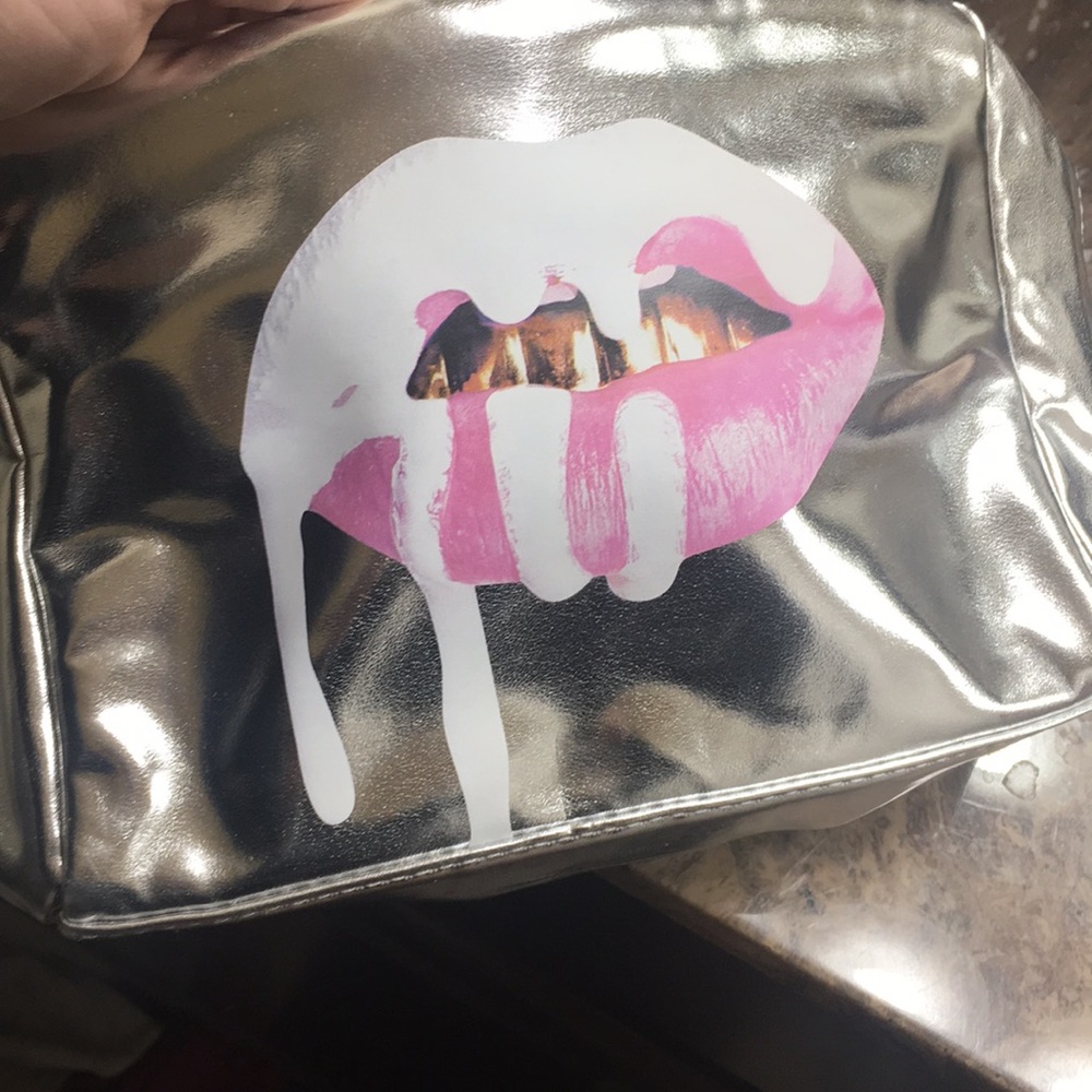 KYLIE COSMETICS SILVER MAKEUP BAG! BRAND NEW! - Picture 2 of 3