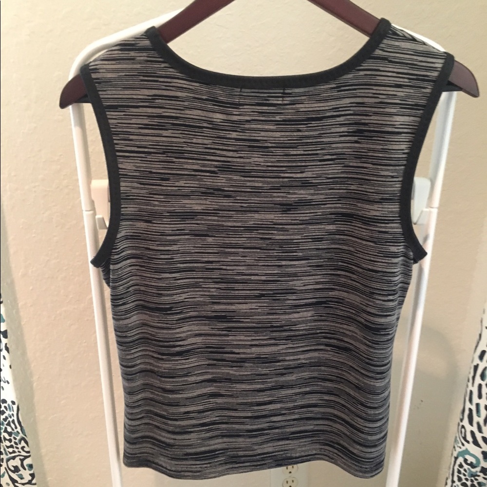 🌷Max Studio Gray Patterned Shell Top - Picture 3 of 4