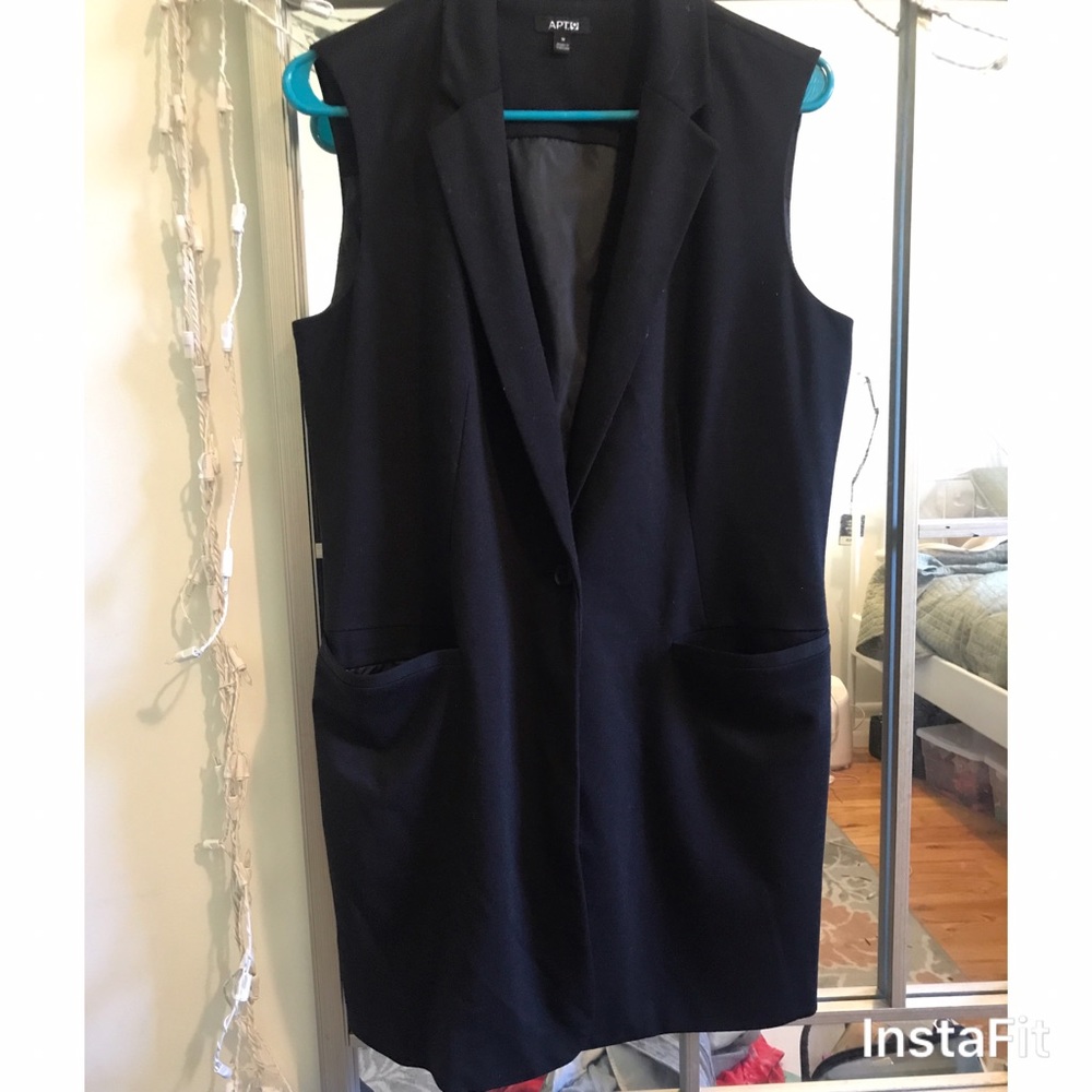 Long sleeveless blazer
