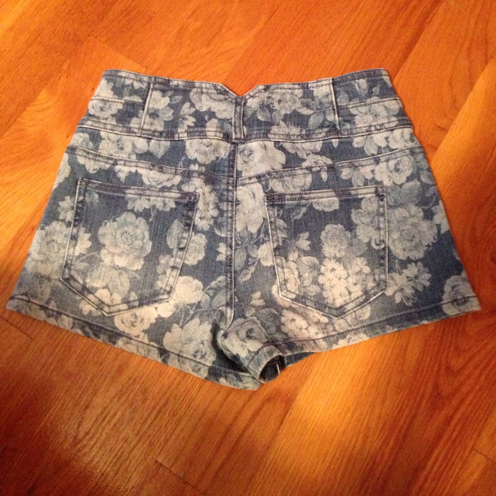 ❌SOLD❌🆕 High Waisted Jean Shorts - Picture 2 of 3